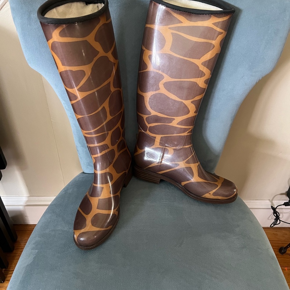 DAV Rain Boots size 6/7